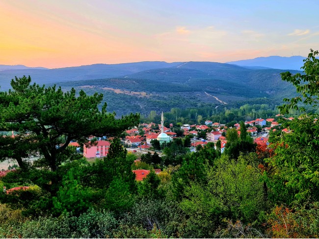 Kütahya Domaniç Sarıot Köyünün İçinde 1.734 M2 Bahçe Ful Doğa Ve Kısmen Köy Manzaralı Malikaneye 100 Metre Mesafede Resmi Tek Tapulu Köyün En Güzel Lokasyonundadır