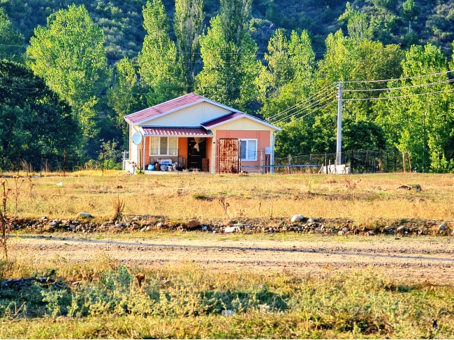 Kütahya Domaniç Sarıot Köyünün İçinde 1.734 M2 Bahçe Ful Doğa Ve Kısmen Köy Manzaralı Malikaneye 100 Metre Mesafede Resmi Tek Tapulu Köyün En Güzel Lokasyonundadır