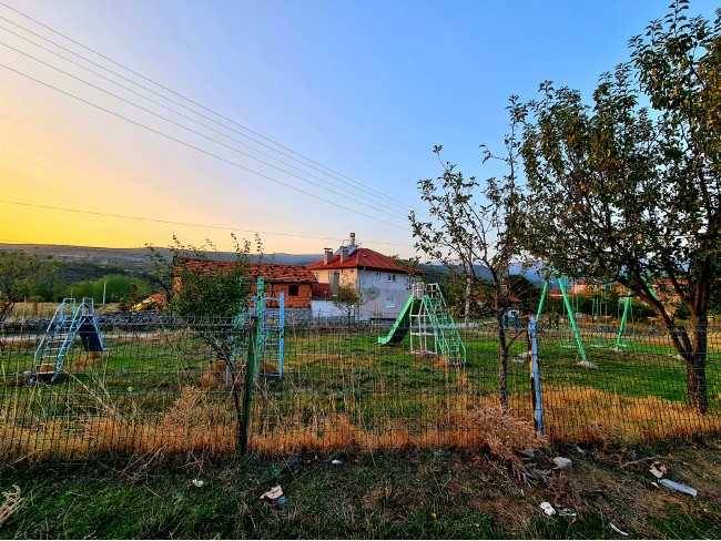Kütahya Domaniç Sarıot Köyünün İçinde 1.734 M2 Bahçe Ful Doğa Ve Kısmen Köy Manzaralı Malikaneye 100 Metre Mesafede Resmi Tek Tapulu Köyün En Güzel Lokasyonundadır