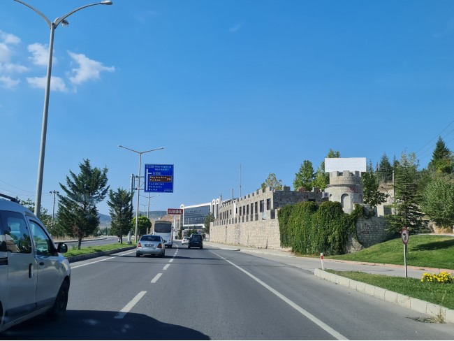 Kütahya Domaniç Sarıot Köyünün İçinde 1.734 M2 Bahçe Ful Doğa Ve Kısmen Köy Manzaralı Malikaneye 100 Metre Mesafede Resmi Tek Tapulu Köyün En Güzel Lokasyonundadır