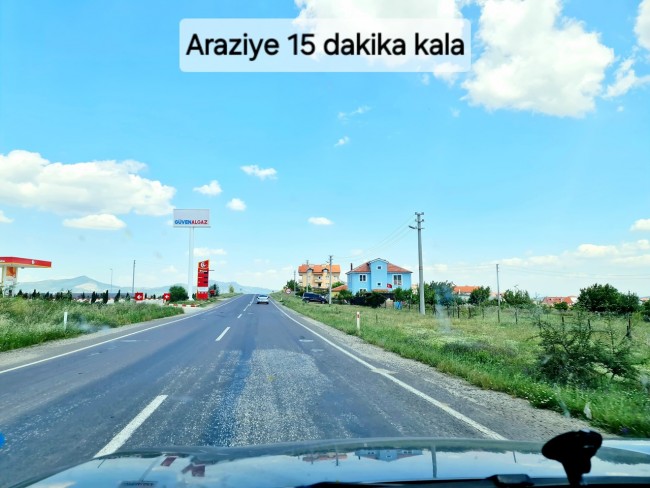 Uşak Karahallı Külköy'de Organize Sanayiye ve Köye Yakın, Köy ve Doğa Manzaralı 6.650 m2 Yatırımlık Kupon Bağ Bahçe. İlan Açıklamasını Okuyarak İletişime Geçiniz Lütfen.