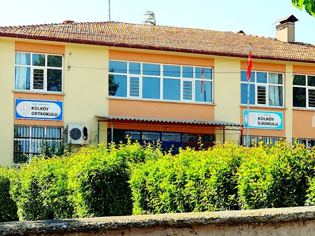 Uşak Karahallı Külköy'de Organize Sanayiye ve Köye Yakın, Köy ve Doğa Manzaralı 6.650 m2 Yatırımlık Kupon Bağ Bahçe. İlan Açıklamasını Okuyarak İletişime Geçiniz Lütfen.