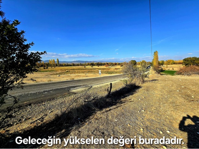 Uşak Banaz Merkeze Çok Yakın Ana Yol Üstünde 3.739 m2 Yatırımlık Arazi. Açıklamayı Okuyarak Arayınız