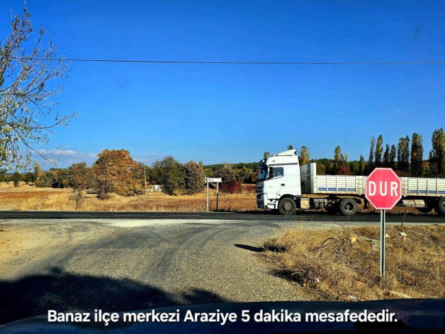Uşak Banaz Merkeze Çok Yakın Ana Yol Üstünde 3.739 m2 Yatırımlık Arazi. Açıklamayı Okuyarak Arayınız