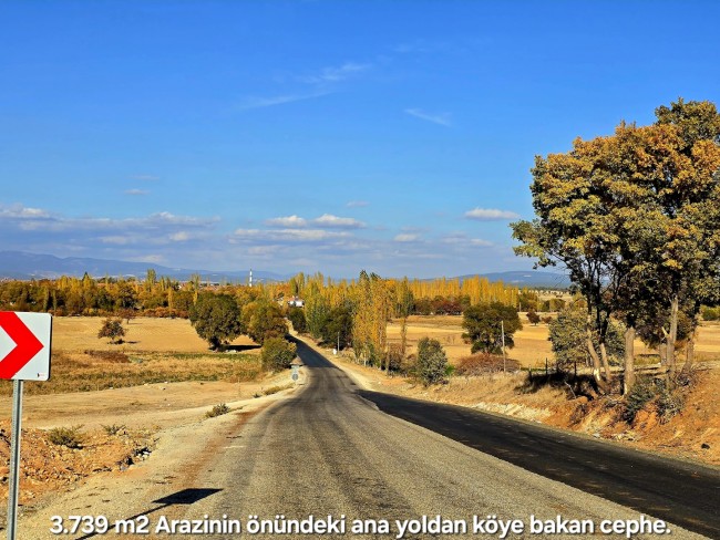 Uşak Banaz Merkeze Çok Yakın Ana Yol Üstünde 3.739 m2 Yatırımlık Arazi. Açıklamayı Okuyarak Arayınız