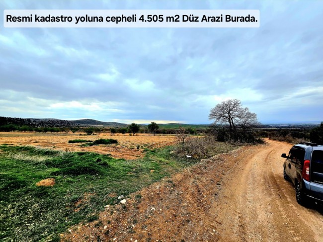 Uşak Karahallı Kavaklı'da 4.505 m2 Köy Girişi Arsa ve Bağ. Açıklamayı Okuyarak Arayınız