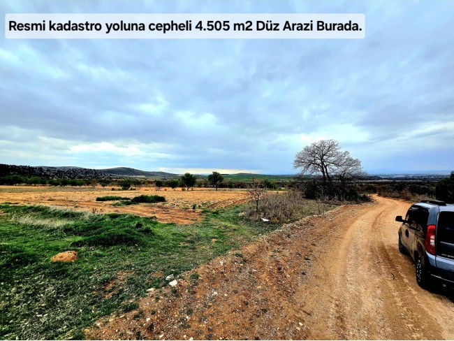 Uşak Karahallı Kavaklı'da 4.505 m2 Köy Girişi Arsa ve Bağ. Açıklamayı Okuyarak Arayınız