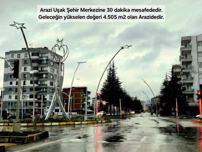 Uşak Karahallı Kavaklı'da 4.505 m2 Köy Girişi Arsa ve Bağ. Açıklamayı Okuyarak Arayınız