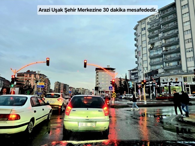 Uşak Karahallı Kavaklı'da 4.505 m2 Köy Girişi Arsa ve Bağ. Açıklamayı Okuyarak Arayınız