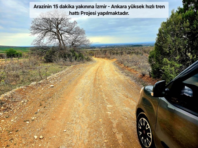 Uşak Karahallı Kavaklı'da 4.505 m2 Köy Girişi Arsa ve Bağ. Açıklamayı Okuyarak Arayınız