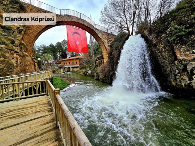 Uşak Karahallı Kavaklı'da 4.505 m2 Köy Girişi Arsa ve Bağ. Açıklamayı Okuyarak Arayınız