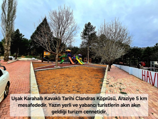 Uşak Karahallı Kavaklı'da 4.505 m2 Köy Girişi Arsa ve Bağ. Açıklamayı Okuyarak Arayınız