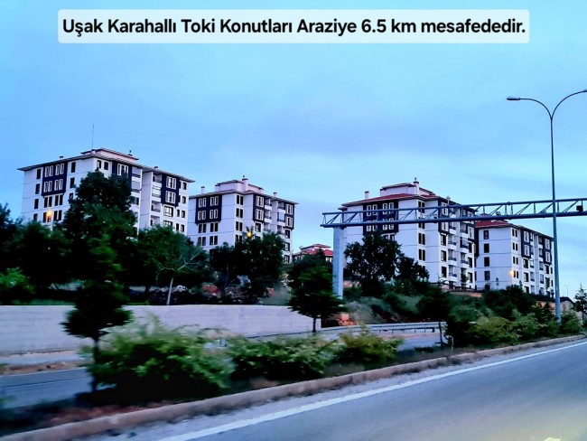 Uşak Karahallı Kavaklı'da 4.505 m2 Köy Girişi Arsa ve Bağ. Açıklamayı Okuyarak Arayınız