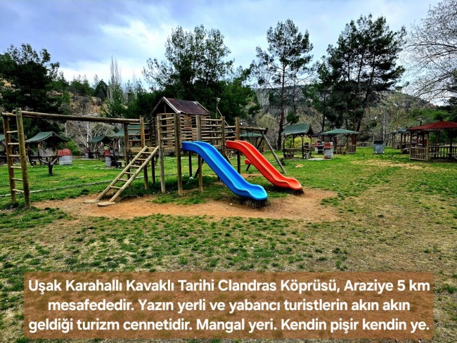 Uşak Karahallı Kavaklı'da 4.505 m2 Köy Girişi Arsa ve Bağ. Açıklamayı Okuyarak Arayınız