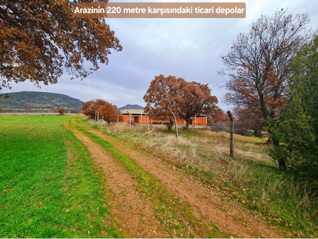 Uşak Ulubey Kışla'da Köy Doğa Yol Manzaralı, İmara Yakın 4.855 m2 Arazi. Açıklamayı Okuyunuz