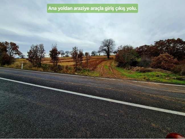 Uşak Ulubey Kışla'da Köy Doğa Yol Manzaralı, İmara Yakın 4.855 m2 Arazi. Açıklamayı Okuyunuz