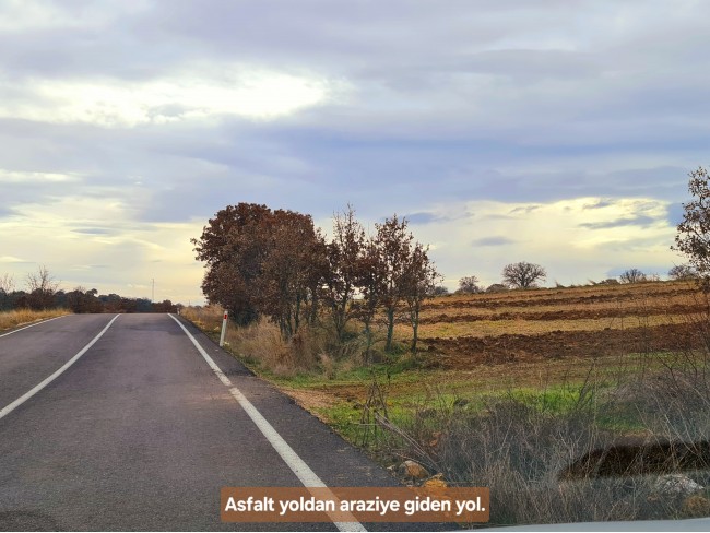 Uşak Ulubey Kışla'da Köy Doğa Yol Manzaralı, İmara Yakın 4.855 m2 Arazi. Açıklamayı Okuyunuz