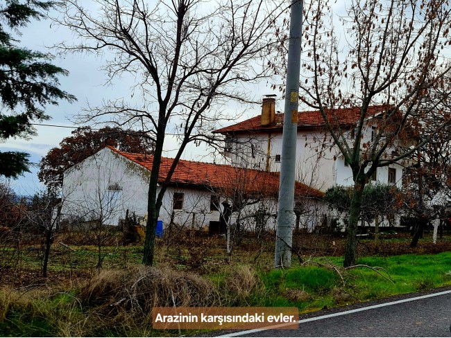 Uşak Ulubey Kışla'da Köy Doğa Yol Manzaralı, İmara Yakın 4.855 m2 Arazi. Açıklamayı Okuyunuz