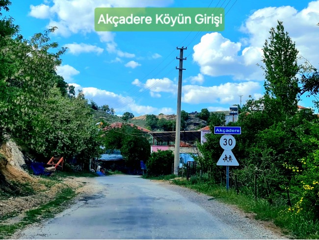 Afyonkarahisar Hocalar Akçadere Köydibinde 1.944 m2 Tarla. Açıklamayı Okuyunuz