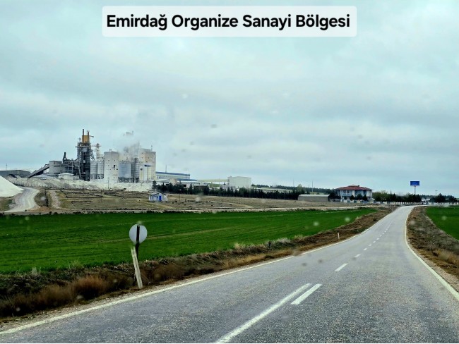 Afyon Emirdağ Leylekli'de 6.625 m2 Köy İçi, Çift Yola Cepheli Tarla. Açıklamayı Okuyarak Arayınız.