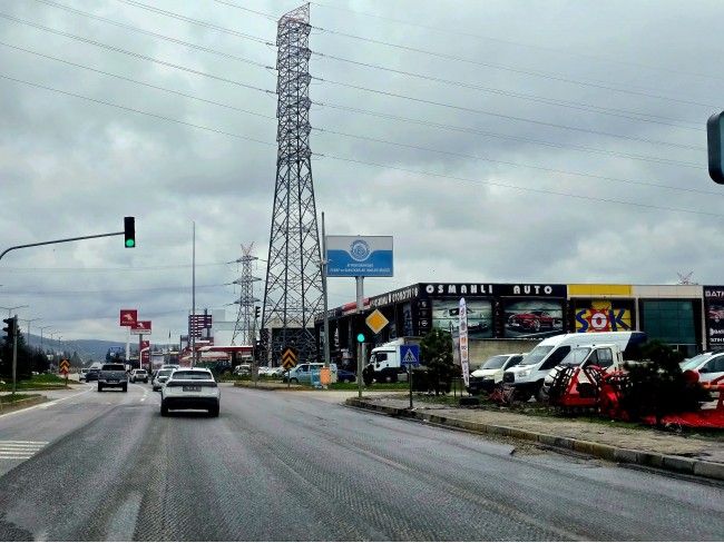 Afyon Emirdağ Leylekli'de 6.625 m2 Köy İçi, Çift Yola Cepheli Tarla. Açıklamayı Okuyarak Arayınız.