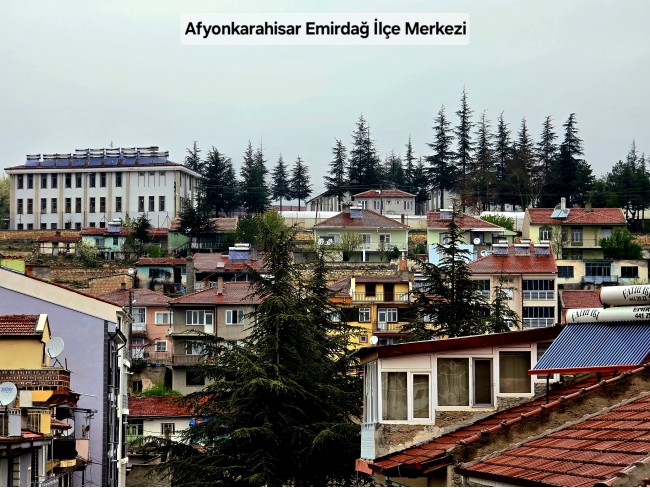 Afyon Emirdağ Leylekli'de 6.625 m2 Köy İçi, Çift Yola Cepheli Tarla. Açıklamayı Okuyarak Arayınız.