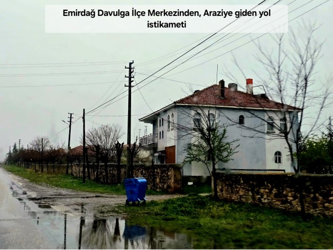 Afyon Emirdağ Leylekli'de 6.625 m2 Köy İçi, Çift Yola Cepheli Tarla. Açıklamayı Okuyarak Arayınız.