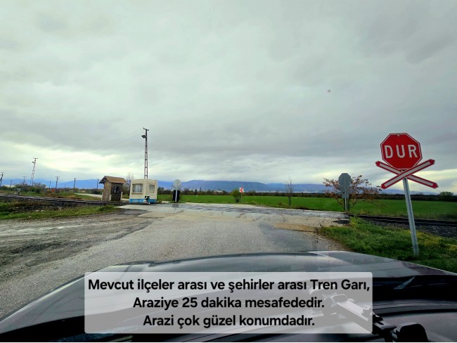 Afyon Emirdağ Leylekli'de 6.625 m2 Köy İçi, Çift Yola Cepheli Tarla. Açıklamayı Okuyarak Arayınız.