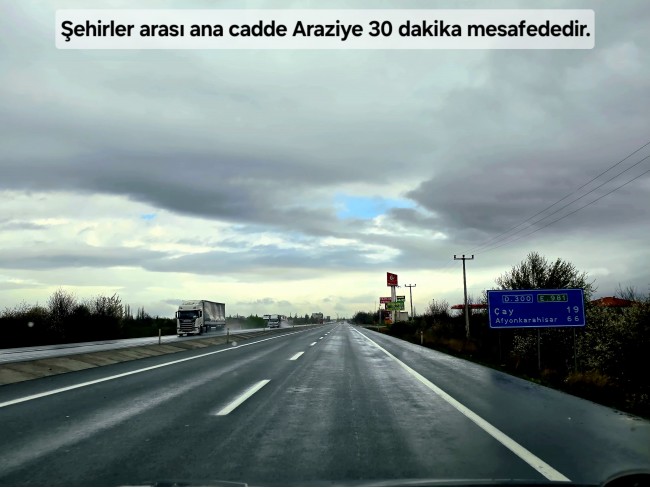 Afyon Emirdağ Leylekli'de 6.625 m2 Köy İçi, Çift Yola Cepheli Tarla. Açıklamayı Okuyarak Arayınız.