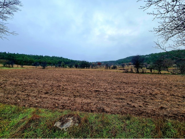 Balıkesir Dursunbey Alagüney'de 2.383 m2 Düz Uygun Tarla. Açıklamayı Okuyunuz.