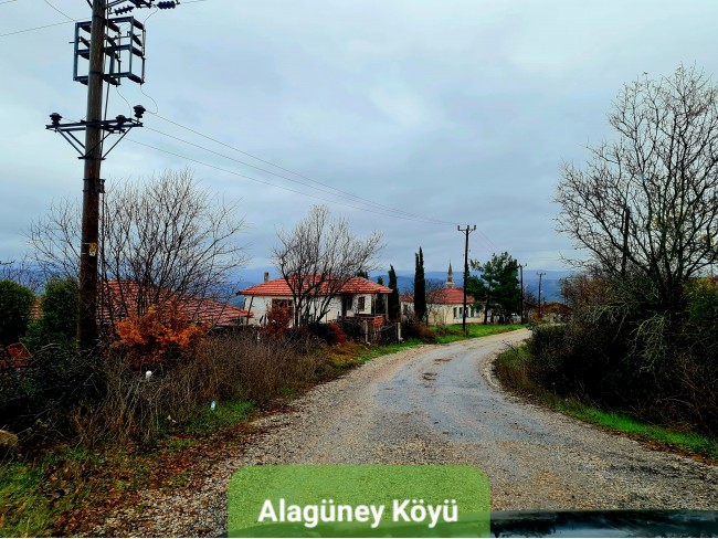 Balıkesir Dursunbey Alagüney'de 2.383 m2 Düz Uygun Tarla. Açıklamayı Okuyunuz.