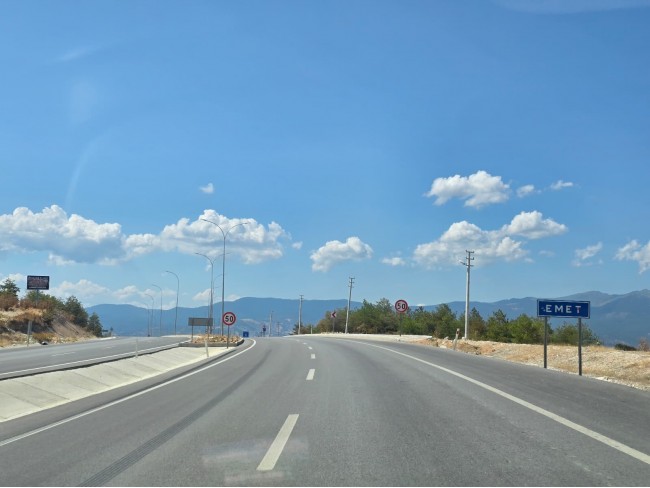 Kütahya Emet Örencik'de 1.463 m2 Köycivarı Manzaralı Çok Uygun Tarla. Açıklamayı Okuyarak Arayınız.