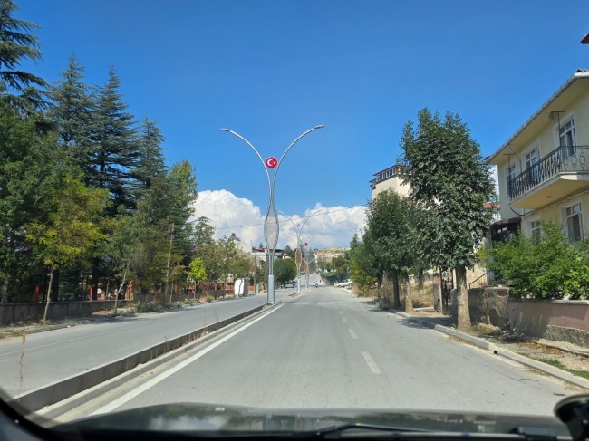 Kütahya Emet Örencik'de 1.463 m2 Köycivarı Manzaralı Çok Uygun Tarla. Açıklamayı Okuyarak Arayınız.