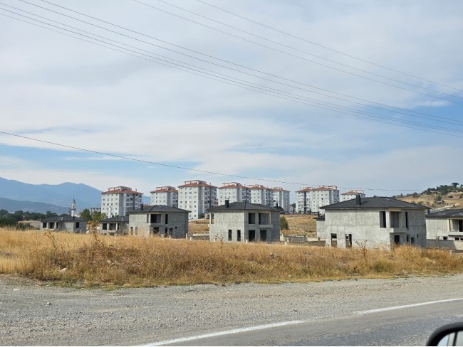 Kütahya Emet Örencik'de 1.463 m2 Köycivarı Manzaralı Çok Uygun Tarla. Açıklamayı Okuyarak Arayınız.