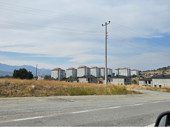 Kütahya Emet Örencik'de 1.463 m2 Köycivarı Manzaralı Çok Uygun Tarla. Açıklamayı Okuyarak Arayınız.