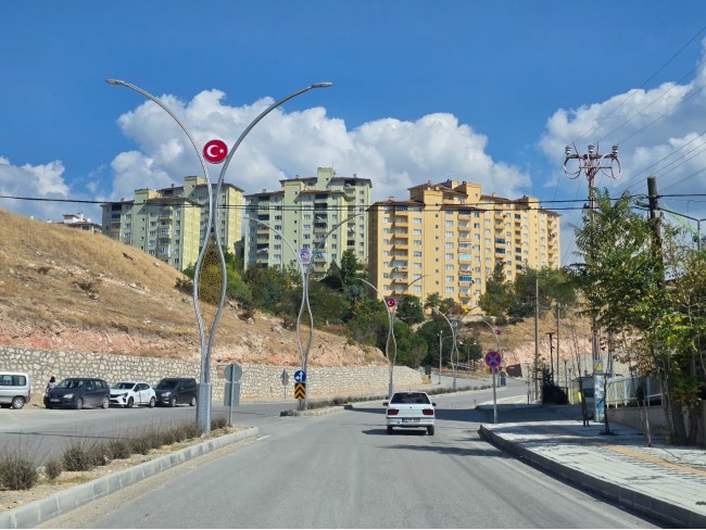Kütahya Emet Örencik'de 1.463 m2 Köycivarı Manzaralı Çok Uygun Tarla. Açıklamayı Okuyarak Arayınız.