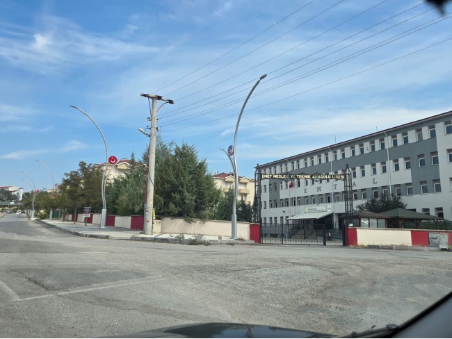 Kütahya Emet Örencik'de 1.463 m2 Köycivarı Manzaralı Çok Uygun Tarla. Açıklamayı Okuyarak Arayınız.
