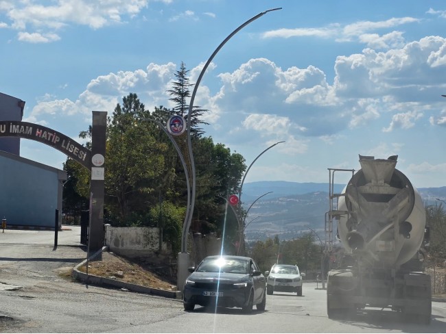Kütahya Emet Örencik'de 1.463 m2 Köycivarı Manzaralı Çok Uygun Tarla. Açıklamayı Okuyarak Arayınız.