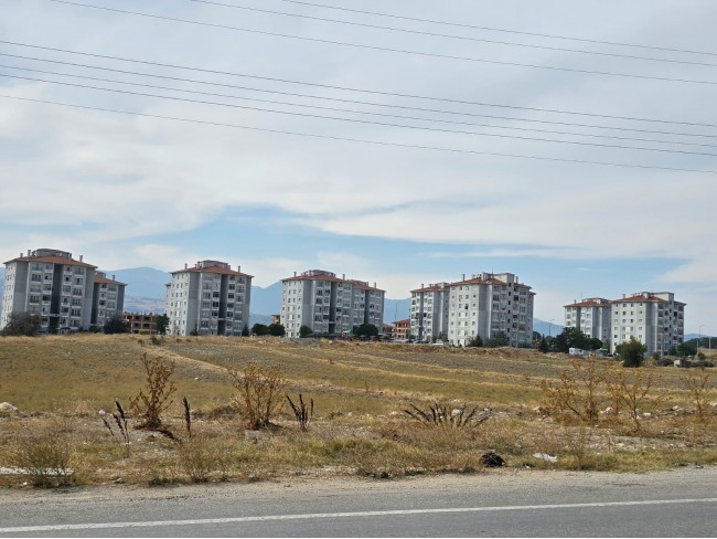 Kütahya Emet Örencik'de 1.463 m2 Köycivarı Manzaralı Çok Uygun Tarla. Açıklamayı Okuyarak Arayınız.