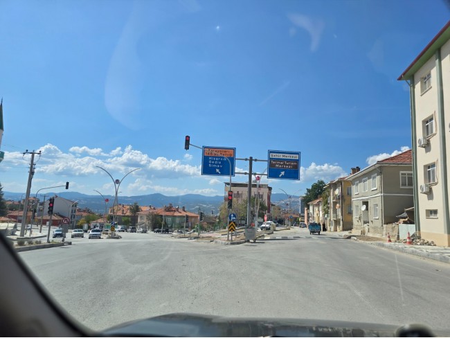 Kütahya Emet Örencik'de 1.463 m2 Köycivarı Manzaralı Çok Uygun Tarla. Açıklamayı Okuyarak Arayınız.
