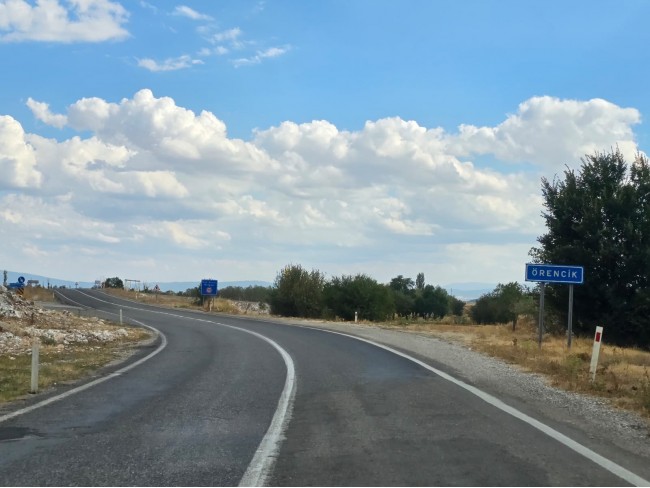 Kütahya Emet Örencik'de 1.463 m2 Köycivarı Manzaralı Çok Uygun Tarla. Açıklamayı Okuyarak Arayınız.