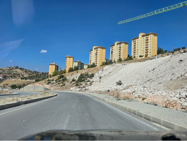 Kütahya Emet Örencik'de 1.463 m2 Köycivarı Manzaralı Çok Uygun Tarla. Açıklamayı Okuyarak Arayınız.