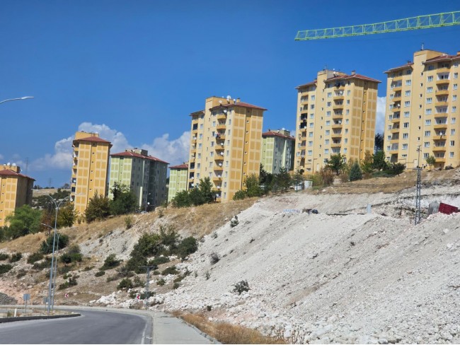 Kütahya Emet Örencik'de 1.463 m2 Köycivarı Manzaralı Çok Uygun Tarla. Açıklamayı Okuyarak Arayınız.