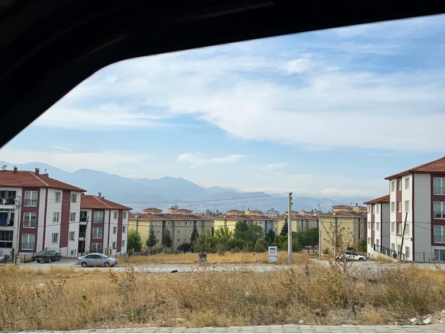 Kütahya Emet Örencik'de 1.463 m2 Köycivarı Manzaralı Çok Uygun Tarla. Açıklamayı Okuyarak Arayınız.