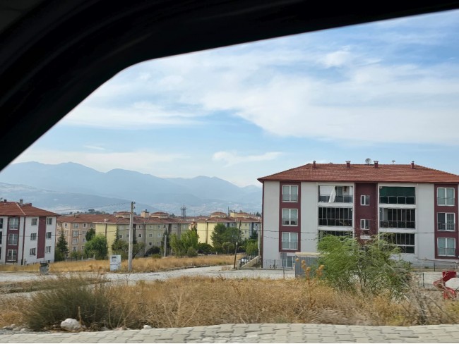 Kütahya Emet Örencik'de 1.463 m2 Köycivarı Manzaralı Çok Uygun Tarla. Açıklamayı Okuyarak Arayınız.
