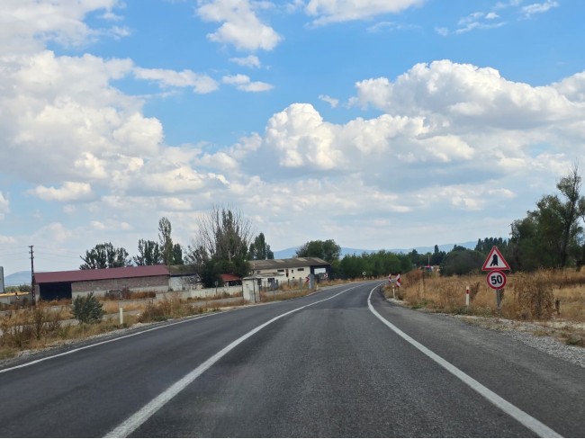 Kütahya Emet Örencik'de 1.463 m2 Köycivarı Manzaralı Çok Uygun Tarla. Açıklamayı Okuyarak Arayınız.