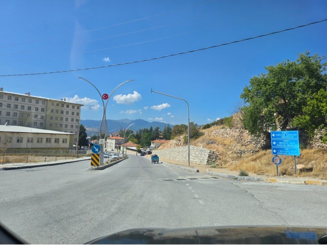 Kütahya Emet Örencik'de 1.463 m2 Köycivarı Manzaralı Çok Uygun Tarla. Açıklamayı Okuyarak Arayınız.