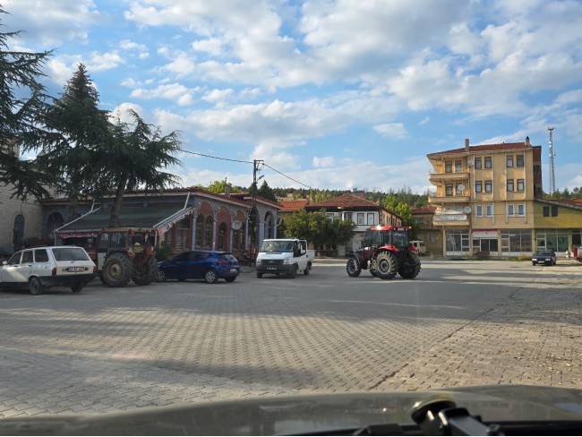 Kütahya Emet Örencik'de 1.463 m2 Köycivarı Manzaralı Çok Uygun Tarla. Açıklamayı Okuyarak Arayınız.