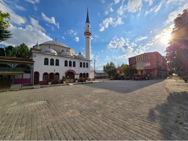 Kütahya Emet Örencik'de 1.463 m2 Köycivarı Manzaralı Çok Uygun Tarla. Açıklamayı Okuyarak Arayınız.