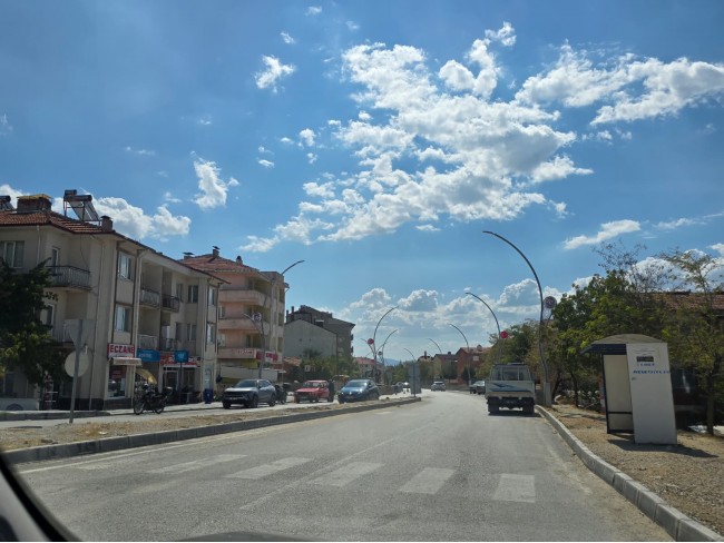 Kütahya Emet Örencik'de 1.463 m2 Köycivarı Manzaralı Çok Uygun Tarla. Açıklamayı Okuyarak Arayınız.